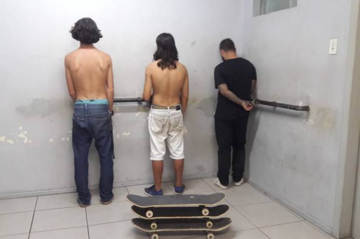 Três indivíduos danificaram o mobiliário urbano utilizando skates