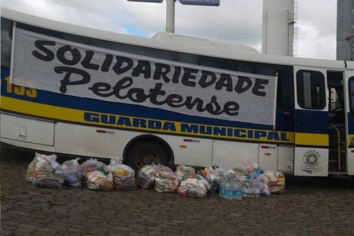 Mantimentos foram encaminhados a famílias de Camaquã e central de donativos de Porto Alegre