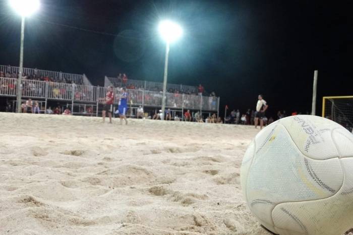 Partida de futebol gratuita e aberta à população acontece na Arena de Esportes do Laranjal, às 19h45min