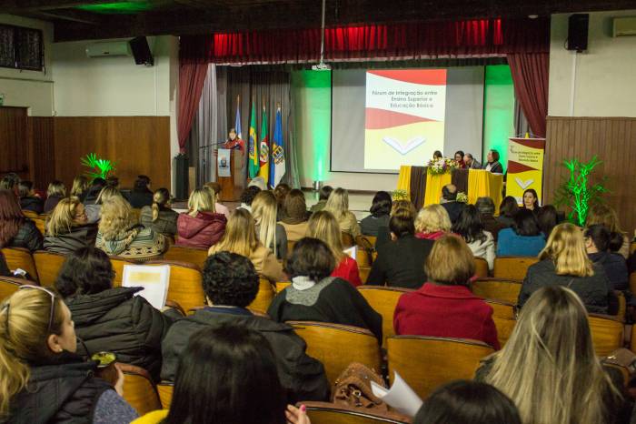 Evento, organizado pela Prefeitura e seis instituições ligadas à educação, reuniu mais de 250 professores de Pelotas e da região