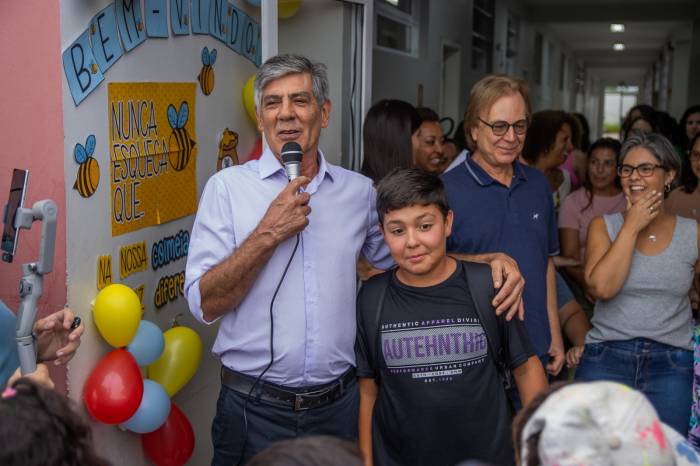 Prefeito visitou a Emef Profª Maria Helena Vargas da Silveira, no Sítio Floresta, e cumprimentou alunos e funcionários no retorno às aulas