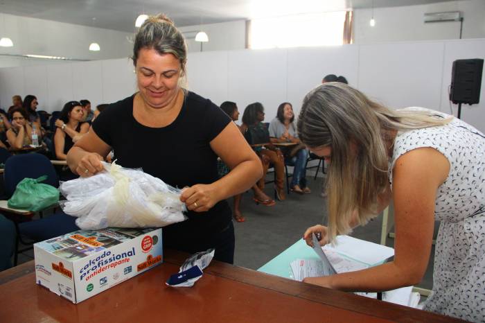 Ao todo, 75 kits foram entregues a merendeiras de 28 instituições de ensino