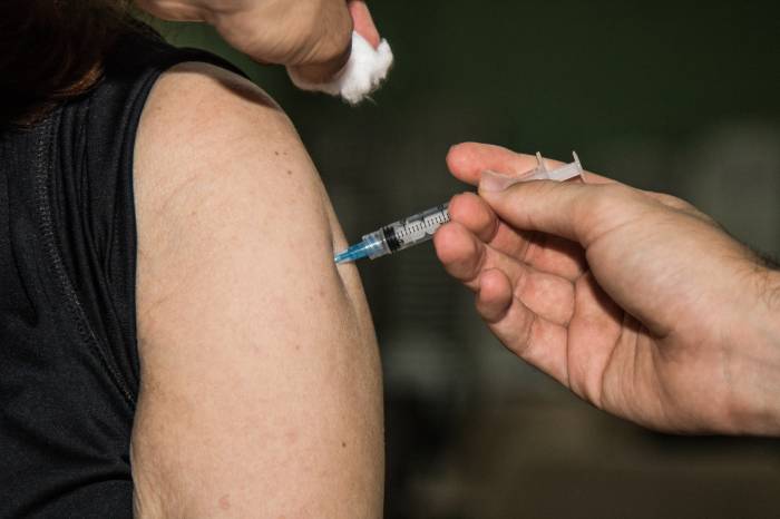 Prefeitura completa vacinação de 1,3 mil idosos acamados