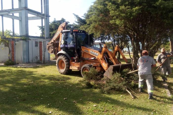 Praia do Laranjal também recebeu atenção das equipes de Limpeza Urbana