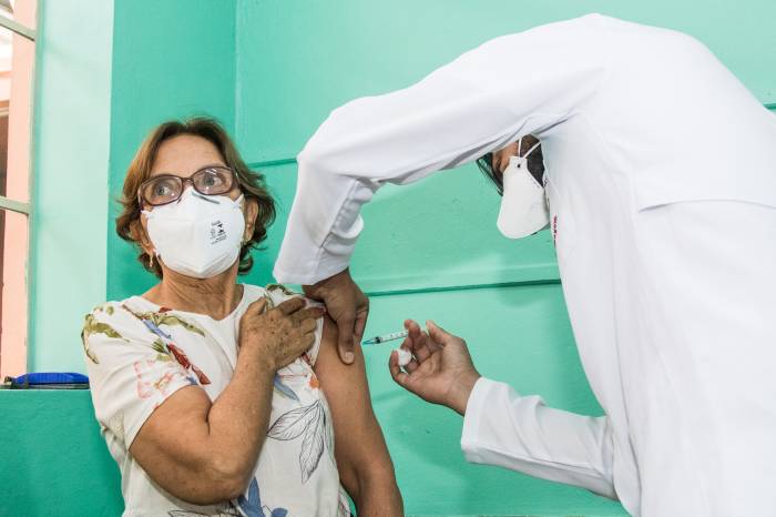 Pelotas é a cidade que mais vacina entre as dez maiores do Estado