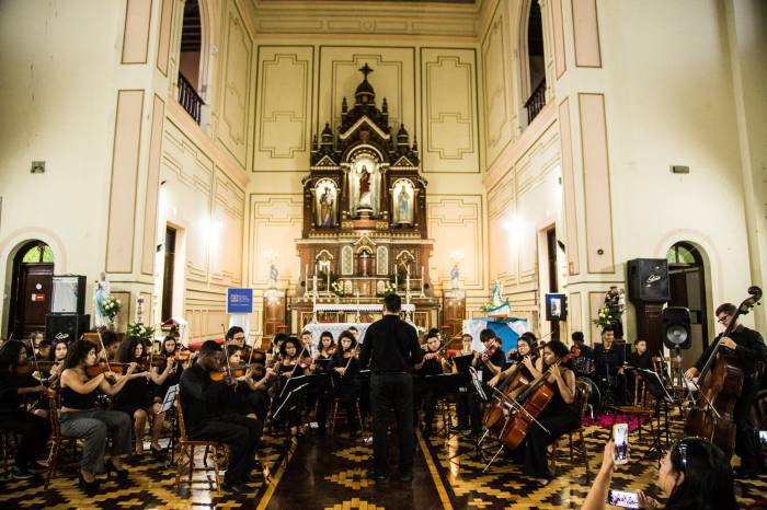 Quarenta integrantes das orquestras Estudantil Municipal e do Areal apresentaram repertório com obras nacionais e internacionais, na Igreja Sagrado Coração de Jesus