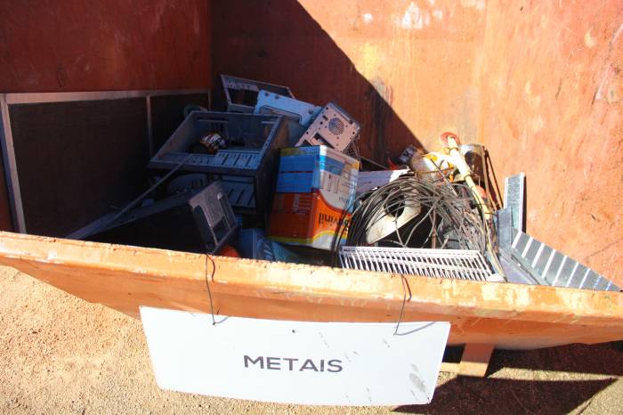 Moradores da Rota do Sol, Ilha da Páscoa e Ruas 1 e 2 do Loteamento Sta. Terezinha deverão colocar os descartes na frente da residência