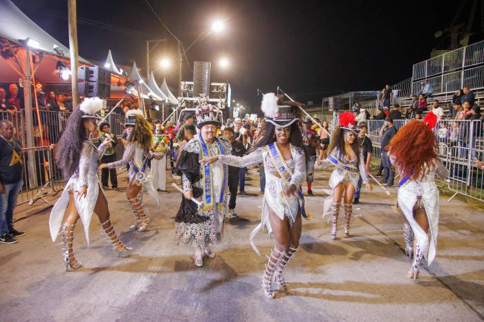 Com o tema Uma noite em Hollywood a corte do Carnaval encantou os foliões