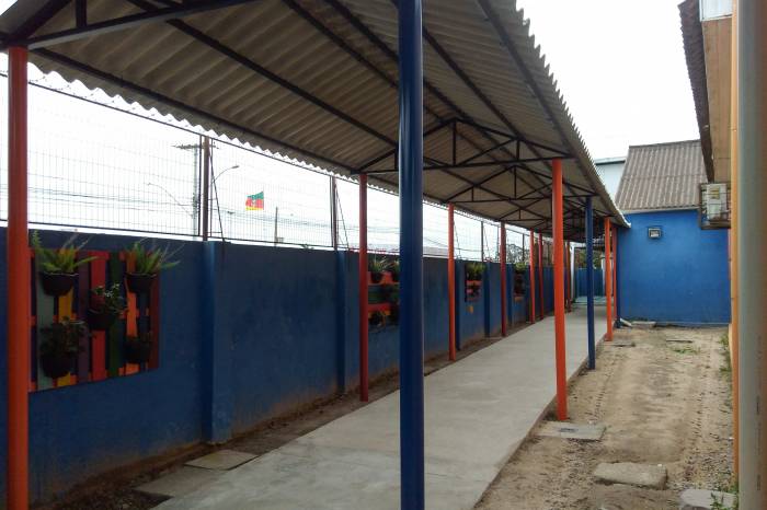 Estrutura metálica e cobertura de fibrocimento com 78 metros quadrados foi implantada na escola do Areal