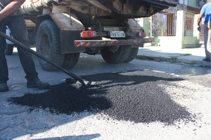 Rua Marcílio Dias recebeu o serviço esta manhã