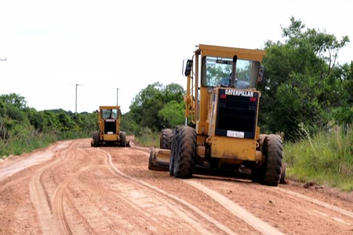 Por meio de três patrolas, quatro retroescavadeiras e quatro caçambas, equipe intensifica atividades antes do inverno