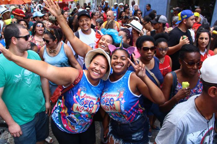 Bloco da Rádio Pelotense reuniu mais de 1,5 mil pessoas, dando início à folia na cidade