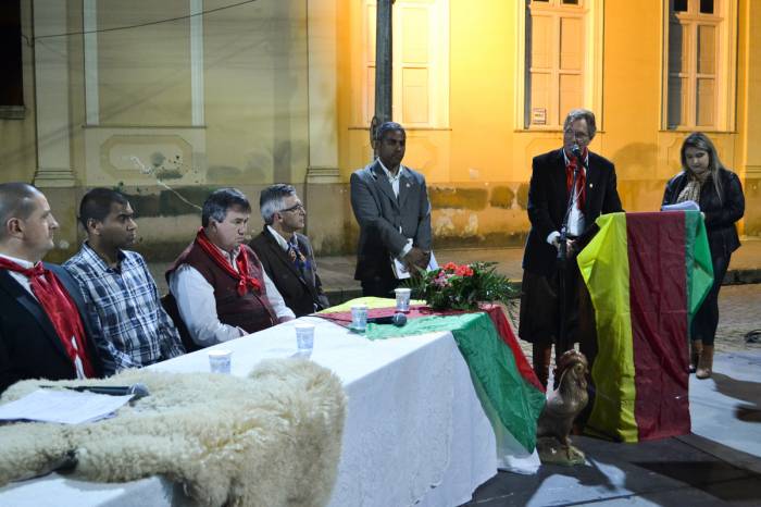 Deferência da Câmara de Vereadores foi entregue às tradicionalistas Parla Cristiane Macedo e Hilda Heinen
