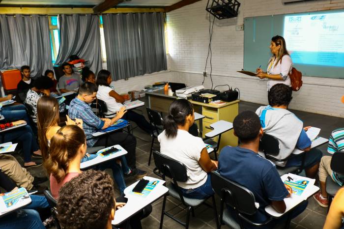 Curso do Pacto Pelotas pela Paz, que qualifica adolescentes para o mercado de trabalho e primeiro emprego, também ocorre nas escolas Francisco Caruccio e Assis Brasil
