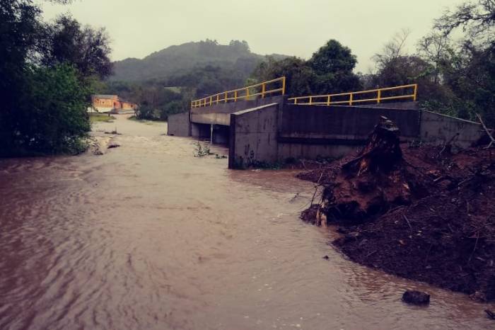 Poder Público prepara a estrada principal do 4º distrito a fim de concluir os trabalhos na ponte