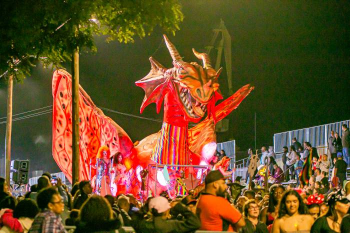 Bruxa da Várzea, Bafo da Onça, Mafa do Colono e Tesouras da Tiradentes disputam o título dos burlescos no desfile que abriu o Carnaval 2025 na passarela do Samba
