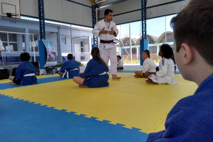 Proposta esportiva financiada pela Prefeitura, através do ProEsporte, ensina fundamentos da modalidade para dezenas de crianças e jovens da Emef Brum de Azeredo, no Fragata