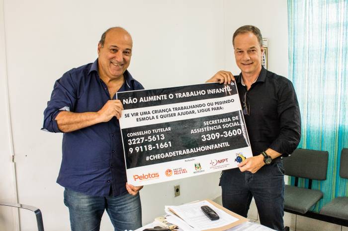 Nas principais vias públicas, ação conjunta das secretarias de Assistência Social e de Transporte e Trânsito visa conscientizar motoristas