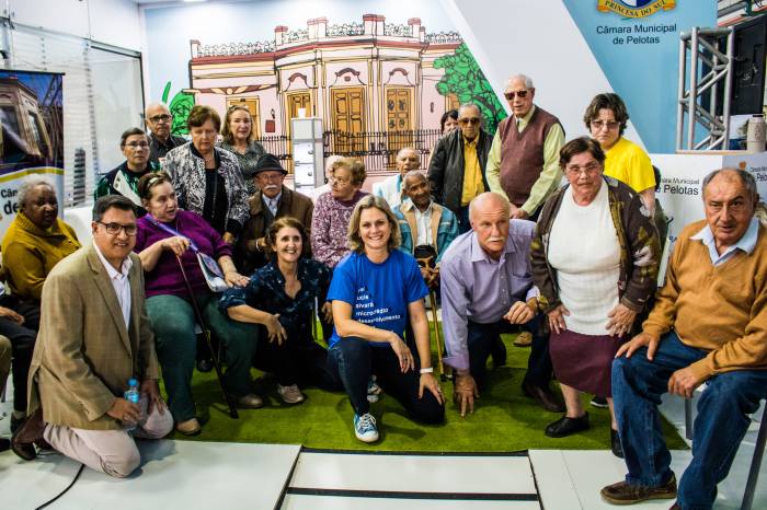 Paula aproveitou para cumprimentar os moradores do Asilo de Mendigos, que estavam no local