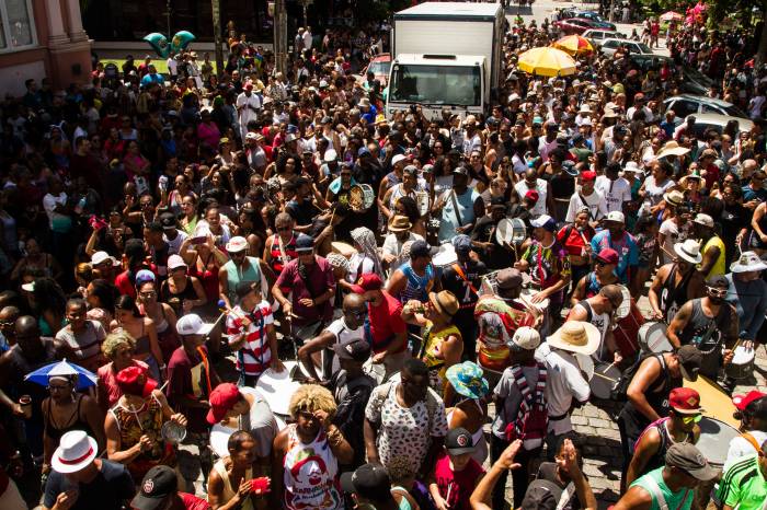 Blocos se apresentam no Centro, Laranjal e outros bairros