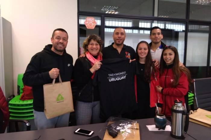 Projeto de taekwondo desenvolvido pela Smed é apresentado para prefeita e secretário de Esportes no país vizinho