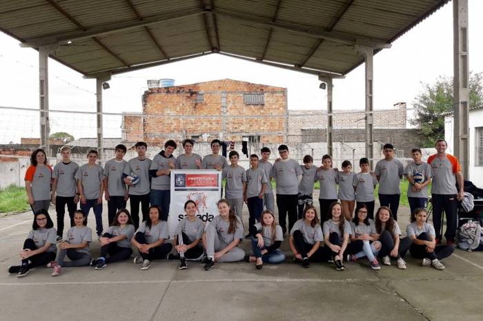 Projeto incentiva a prática do voleibol e busca combater a evasão escolar