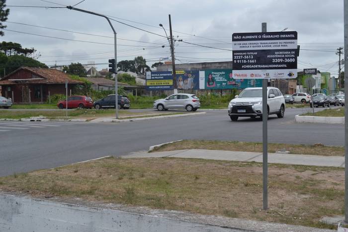 Material divulga telefones para que qualquer pessoa possa denunciar ao se deparar com um caso. SAS recorda que proteger crianças e adolescentes é obrigação de toda a sociedade