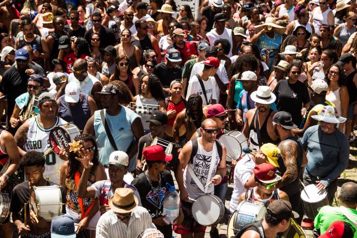 Bandas carnavalescas apresentam-se no Areal e Laranjal