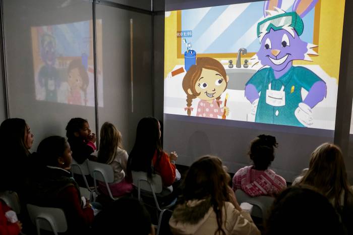 Mais de 1,2 mil pessoas já passaram pelo Cineminha da Saúde Bucal