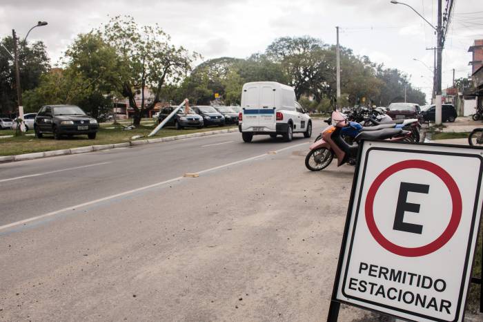 Prefeitura reforça sinalização de que não há proibições para estacionar veículos na pista de concreto