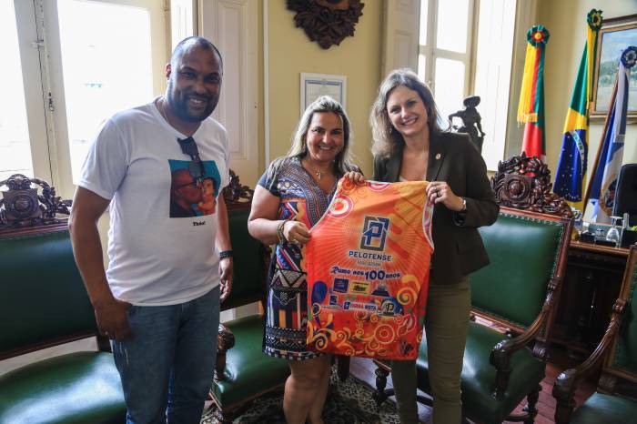 Paula recebeu o abadá da festa e o convite para prestigiar o desfile
