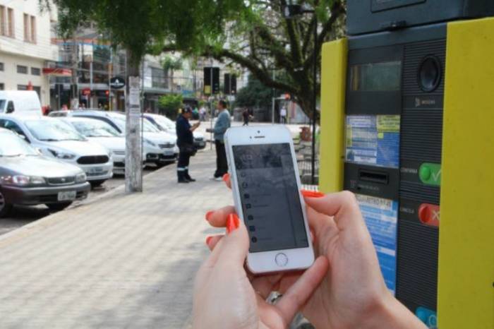 Profissionais receberam instruções sobre a ferramenta que fiscaliza o sistema de estacionamento rotativo na cidade