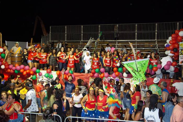 Primeira noite de folia agitou foliões. Bandas e blocos burlescos foram os responsáveis pela festa