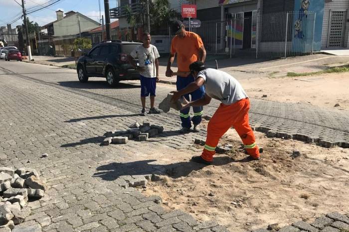 Servidores da Secretaria de Obras e Pavimentação passaram a manhã consertando trecho desta importante avenida de Pelotas