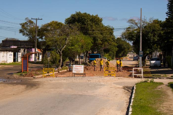 Parte do calçamento a partir da rua Uruguai, sentido bairro, foi removida para substituição de base