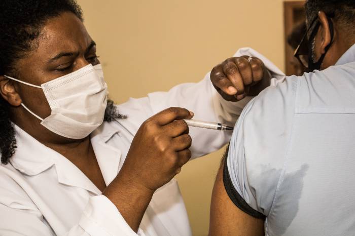 Mais de 18,4 mil pessoas foram vacinadas pela nova logística