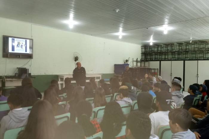 Guardas Municipais conversaram com estudantes da escola Doutor Alcides Mendonça Lima sobre a construção de uma cultura de paz