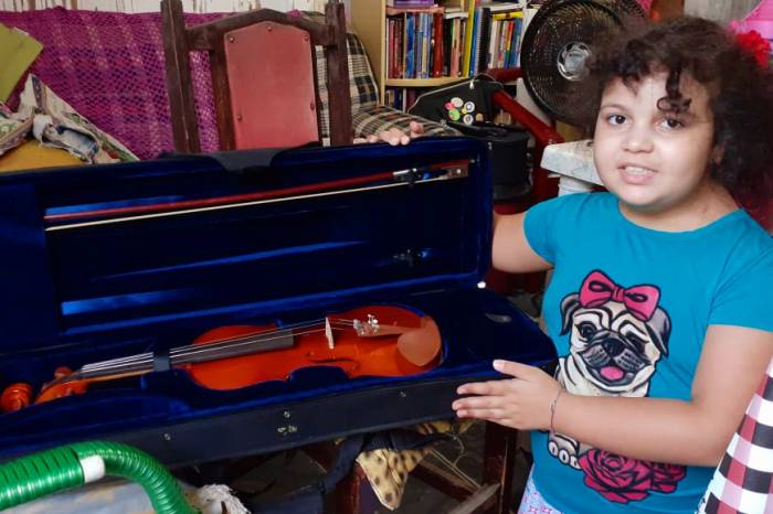Cerca de 60 alunos seguem rotina de ensaios em casa, com as orientações da professora Lys Ferreira