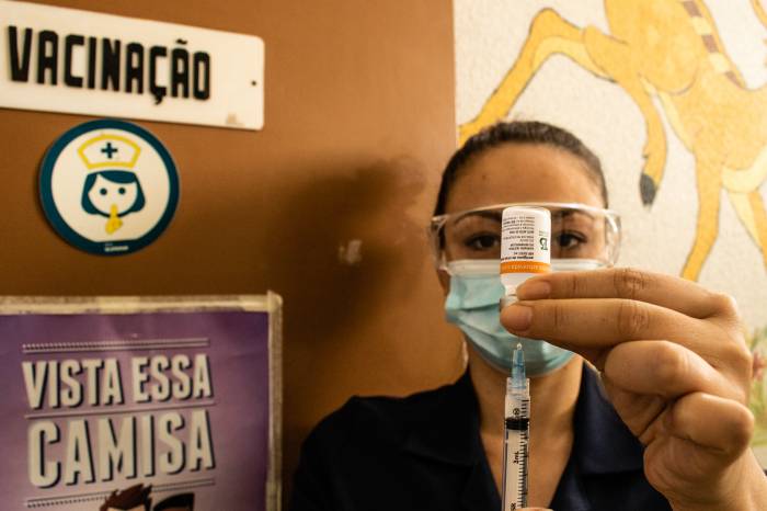 Profissionais de saúde receberão 2ª dose da vacina contra Covid