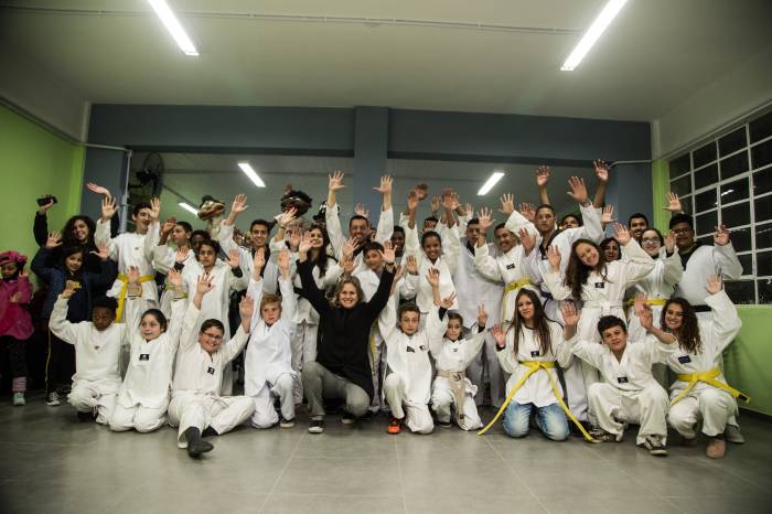 Os 45 alunos do Pacto Pelotas pela Paz receberam a prefeita durante a solenidade