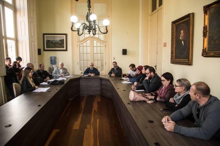 Prefeitura explica porque é inviável atender reivindicações da categoria neste momento
