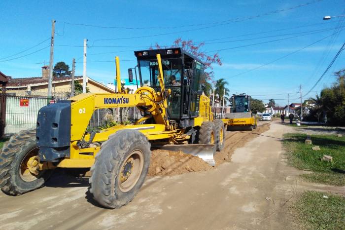 A patrola e o rolo compressor entregues na semana passada foram utilizadas para melhorar seis ruas da praia