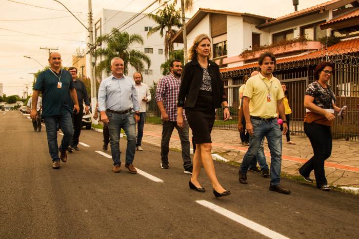 Quadras entre a rua Guilherme Wetzel e a avenida Bento Gonçalves receberam iluminação de LED, mobiliário urbano e corredor de ônibus compartilhado