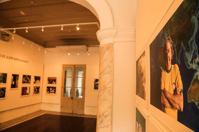 Fotografias, objetos literários e obras de arte, responsáveis por homenagear a trajetória do artista, ficam disponíveis ao público até dia 1º de março