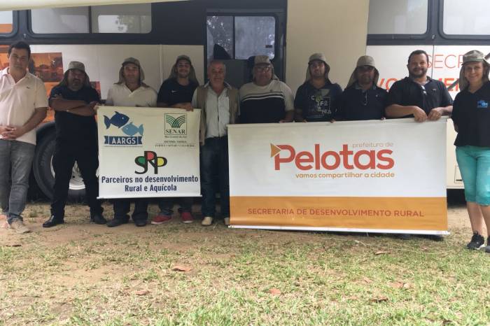 Oito alunos de Monte Bonito aprendem a operar retroescavadeira