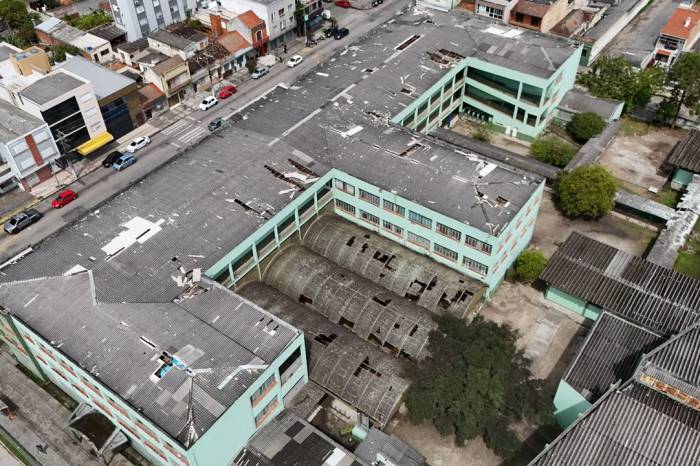 Obras serão realizadas no Colégio Municipal Pelotense e nas Emefs Ferreira Viana e Balbino Mascarenhas - duramente atingidas pela tempestade de setembro