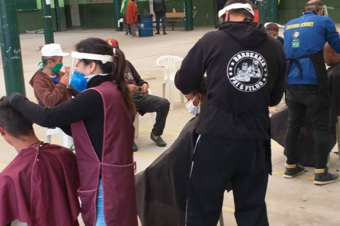 Trabalho foi feito, no Colégio Pelotense – no qual estão abrigadas e atendidas –, pela Escola de Cabeleireiros Edward