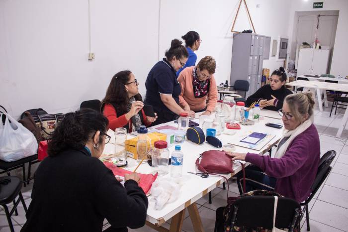 Oficina de pintura e tingimento em tecido reuniu 12 mulheres