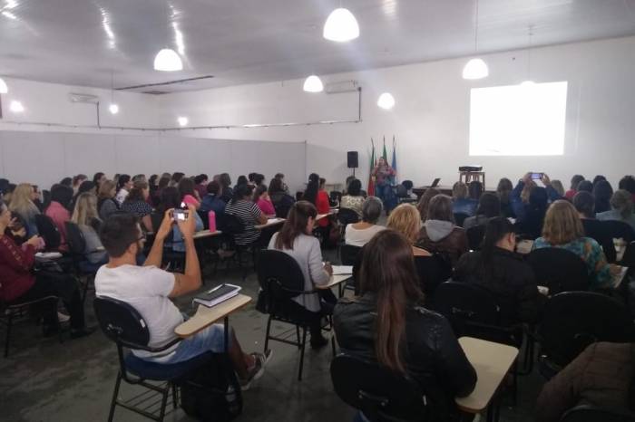 Objetivo é possibilitar um melhor atendimento aos alunos de Pelotas; cerca de 140 pessoas participaram da formação