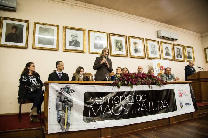 Prefeita Paula Mascarenhas acompanhou a abertura do evento, que promove palestras até dia 31
